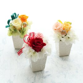 New◆春に贈ろう飾ろう！小さなバラのプリザーブドフラワーアレンジ（あかるいレッド）