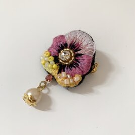 黄色ビーズのパンジーブローチ