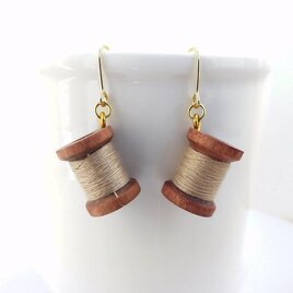 木製糸巻きピアス（ベージュ）