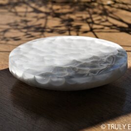 白色ガラスのアクセサリートレイ -「 KAZEの肌 」● 10cmの画像