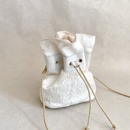 エレガントホワイト 巾着バッグ ファブリック ボタニカル アイボリー & 牛革 ホワイトの画像