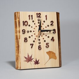 ヒノキと押し葉の掛け時計の画像