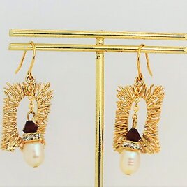 スワロと淡水パールの長方形デザイン枠のフックピアス・金