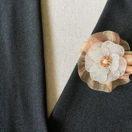 シルバーのお花のブローチ（オレンジ色オーガンジーリボン付）の画像