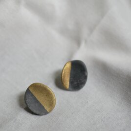 世界にひとつ　金と炭化のピアス