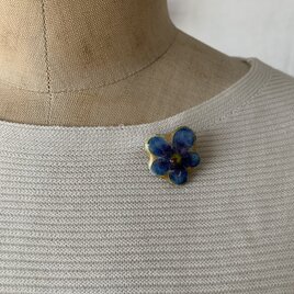 ビオラのブローチ