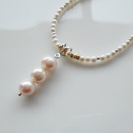 三粒のパールチャームがついたホワイト淡水パールのネックレス