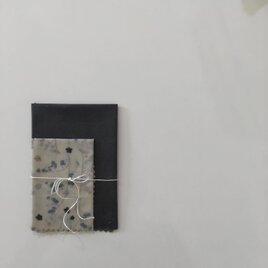 ミツロウエコラップ（S＆M size 群青色の小花とネイビー）の画像