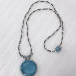 エメラルドブルーのガラスのネックレス　の画像