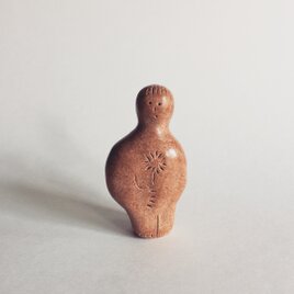 お花をもつひとの小さな置き物