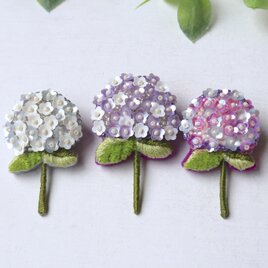 人気の紫陽花シリーズ新色、上品なパープルとホワイトのアジサイブローチshimuraさん。の画像
