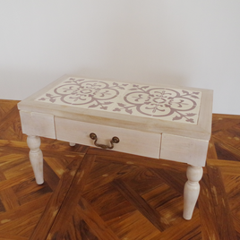 無垢材とデザインタイルの大人可愛いローテーブル