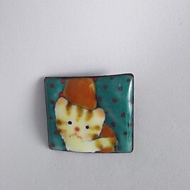 七宝　縞猫ブローチ　カーテンからコンニチワの画像