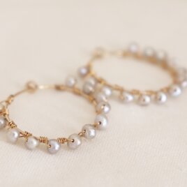 simple hoop earrings - pearlsの画像