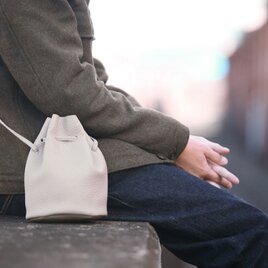 【大きいバッグ、もういらない人へ】巾着ショルダーバッグ　ミニマム　本革　グレージュ　アースカラー　ma-03ss