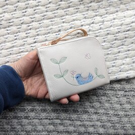 刺繍革財布『幸せな青い鳥』牛革☆ホワイトクリーム色☆（二つ折り財布）の画像