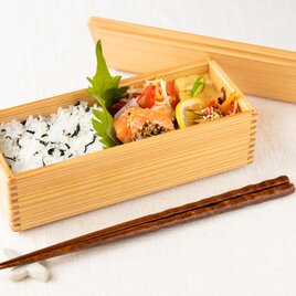 黒木クラフト工房・みやざき杉のスリム弁当箱（19×7.5cm）※仕切りつきの画像