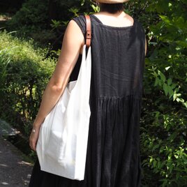 革とリネンのサブバック