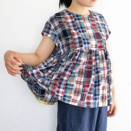 樹々と花と生き物が呼吸するチェック柄パッチワークの半袖ギャザーブラウス