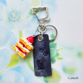 革タグの猫キーホルダー（ネイビー）