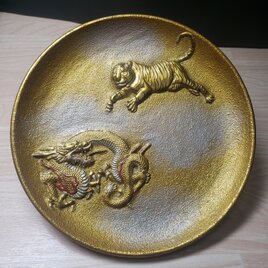 龍虎黄金飾り皿の画像