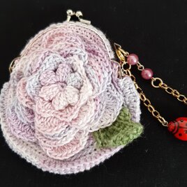 編みがま口ポーチ　立体お花　ピンクグラデーションの画像