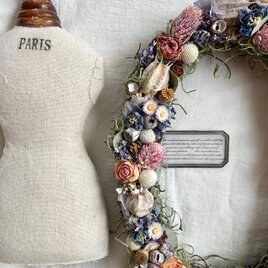 お花と木の実のオーバルリース　の画像