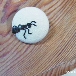 蟻の刺繍ブローチ　A:右向きの画像