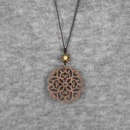 ホワイトブロッサムのネックレス　クルミの木のウッドアクセサリーの画像
