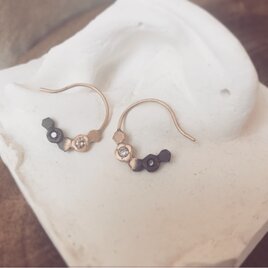 夜の月ピアス black×brown diaの画像