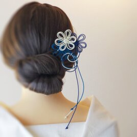 飾り結びかんざし「風に向くは」（アイボリー×淡青×濃青）【軽量】浴衣・着物・フォーマルの和装ヘアに。