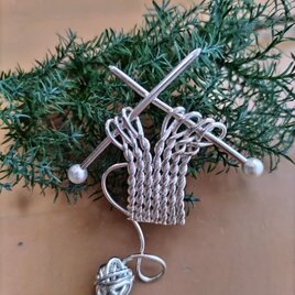 【再出品】編み物シリーズ・毛糸玉と棒針ニット編み始め…　SV925の画像