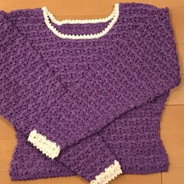 パープルかぎ針編みのセーターの画像