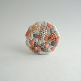 mosaic/魚のうろこ 刺繍ブローチの画像
