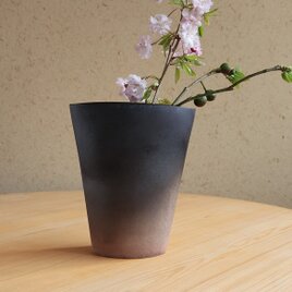 【一点もの】グラデーションが美しい備前焼の花瓶（黒）の画像