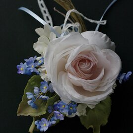 B5  薄いピンクのバラと忘れな草のコサージュ
