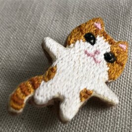 猫の刺繍ブローチの画像