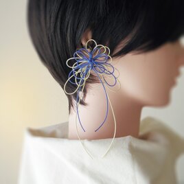 飾り結びかたっぽイヤーカフ「ひより、咏」（薄青×アイボリー）| 軽量快適に叶える和風スタイル