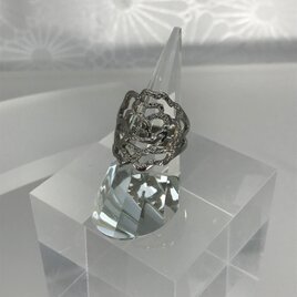 チタン透かし彫り薔薇リング