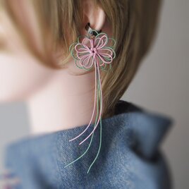 かたっぽイヤーカフ「ふみつれて」（淡ピンク×淡緑）