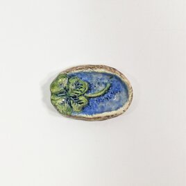 夏に浮かぶクローバーの陶器ブローチの画像