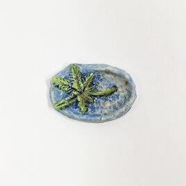 夏に浮かぶ青モミジの陶器ブローチの画像