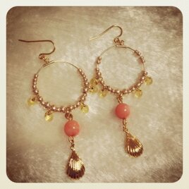 No.021 シェルモチーフと天然石のピアス（珊瑚）