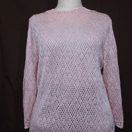 淡いピンクの春物セーターの画像