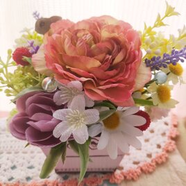 ラナンキュラスとグレーのうさぎさん