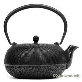 【お取り寄せ】南部鉄器 ティーポット 急須 平丸千筋 0.7L 黒 日本製 内面ホーロー加工の画像