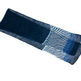 藍のグラデーションが美しい藍染麻混スカーフ（柄29）の画像