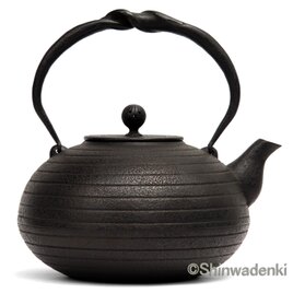 紅蓮堂 葛巻元作 南部鉄器 布団形鉄瓶 みのり 環文様 黒仕上げ 1.5L ハンドメイド 伝統的工芸品の画像