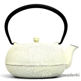 【お取り寄せ】南部鉄器 ティーポット 急須 平丸千筋 0.7L 金/白 日本製 内面ホーロー加工の画像