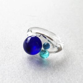 深海ガラスリング　深い青を閉じ込めた硝子の指輪　三つ玉の画像